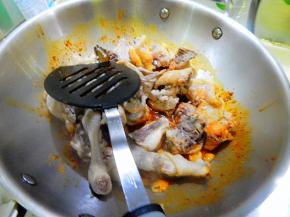 在加入焯过水的鸡块