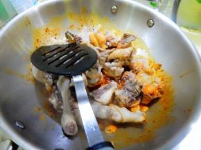 在加入焯过水的鸡块