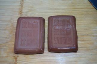 这就是传说中的鸡蛋干，看着很像是五香豆腐干吧，一块是100克，两块200克，相当于四个鸡蛋的重量