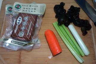 原材料准备好，黑木耳提前泡发好