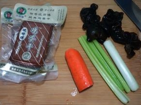 原材料准备好，黑木耳提前泡发好
