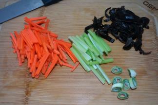 胡萝卜、芹菜、黑木耳切丝，葱花少许