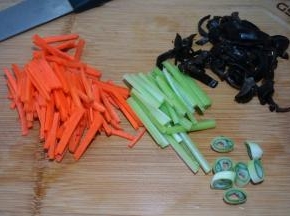 胡萝卜、芹菜、黑木耳切丝，葱花少许