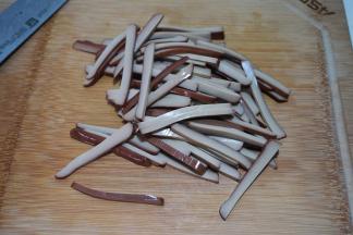 切成细条，是不是和卤蛋的颜色和质地很像