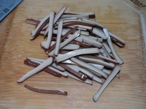 切成细条，是不是和卤蛋的颜色和质地很像