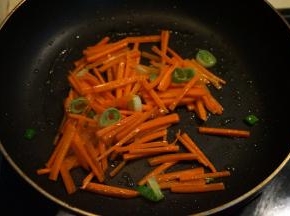炒锅中倒入适量的橄榄油，将葱花煸炒出香味，再倒入胡萝卜丝煸炒变色