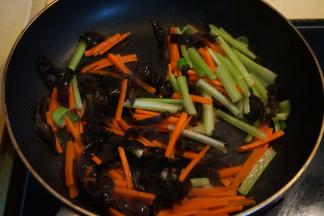 加入芹菜丝、木耳丝翻炒片刻