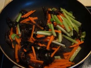 加入芹菜丝、木耳丝翻炒片刻