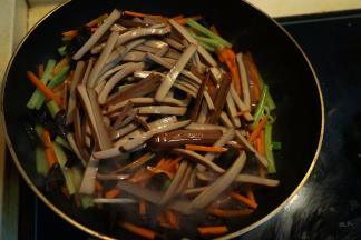 将鸡蛋干倒入锅中翻炒几下，鸡蛋干有咸味，根据口味加入少许盐，翻炒均匀出锅