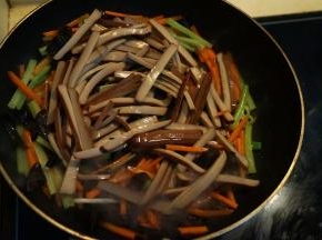 将鸡蛋干倒入锅中翻炒几下，鸡蛋干有咸味，根据口味加入少许盐，翻炒均匀出锅