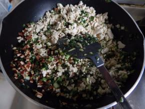 在加入切碎的豆腐