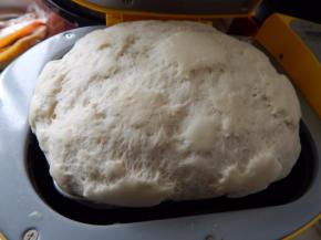 面粉加入水加入酵母柔成面团发酵母