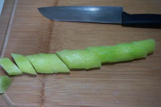 莴笋半根，去掉外皮，洗净，斜切成段
