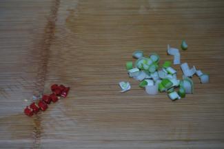 葱切碎，小米辣切圈