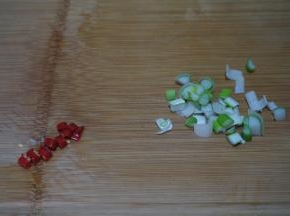 葱切碎，小米辣切圈