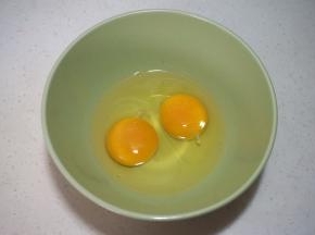 鸡蛋入碗中，加两汤匙凉水，打散，鸡蛋嫩嫩的秘诀就是这个