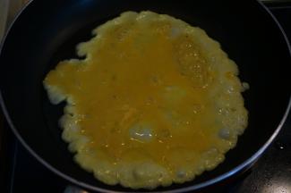 炒锅中倒适量油，油8、9成热时，鸡蛋入锅中，略微定型就用铲子打成大块；