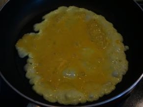 炒锅中倒适量油，油8、9成热时，鸡蛋入锅中，略微定型就用铲子打成大块；