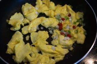 将小米椒圈圈和葱花入锅中翻炒几下