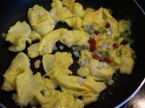 将小米椒圈圈和葱花入锅中翻炒几下