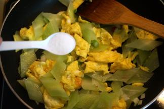 莴笋片入锅中炒到略微变软，加适量盐，翻拌均匀出锅