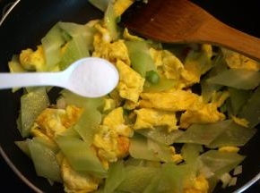 莴笋片入锅中炒到略微变软，加适量盐，翻拌均匀出锅