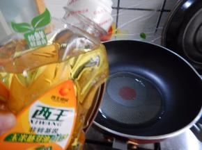 锅里加入油