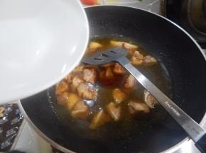 炒上色加入清水