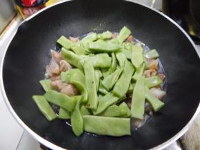 加入炖过的月牙骨里