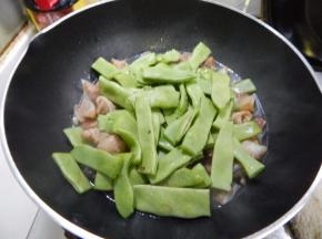 加入炖过的月牙骨里