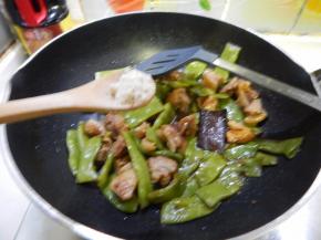 加入一点鸡精炒匀