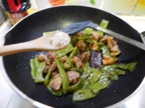 加入一点鸡精炒匀