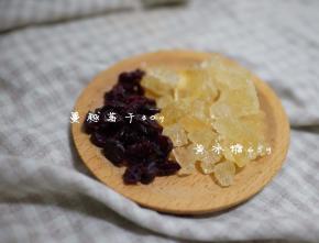 准备好黄冰糖跟蔓越莓
