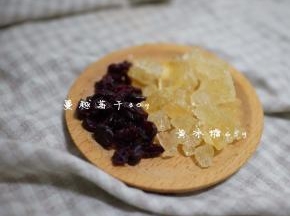 准备好黄冰糖跟蔓越莓