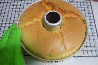 出炉后先震一下热气就要立马倒扣，