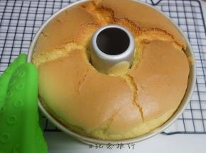 出炉后先震一下热气就要立马倒扣，