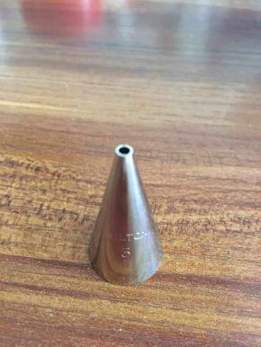 准备如图所示裱花嘴，嘴口略为3mm左右。将提拉米苏酱装入裱花袋中。