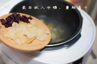 等高压锅没气就可以把冰糖、蔓越莓放进去搅拌，融化后即可食用