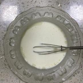 先来制作玫瑰麻薯：糯米粉和玉米淀粉混合均匀，倒入牛奶和隔水融化的黄油，搅拌均匀至无粉类颗粒。