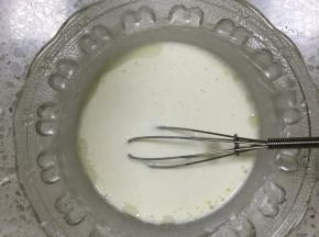 先来制作玫瑰麻薯：糯米粉和玉米淀粉混合均匀，倒入牛奶和隔水融化的黄油，搅拌均匀至无粉类颗粒。