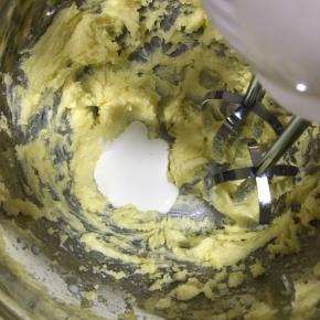 再分3次加入加入淡奶油，每次都把奶油和黄油打发融合