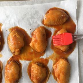 中途需要取出再刷上剩下的腌料酱汁，再放入继续烤