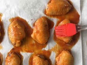 中途需要取出再刷上剩下的腌料酱汁，再放入继续烤