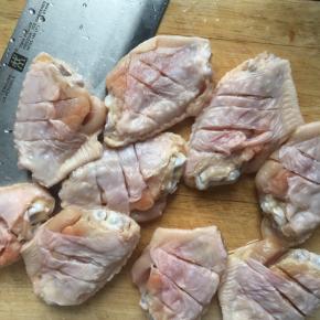 鸡翅中洗净，背后用刀划三条