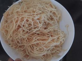 锅里煮开水后放入面线煮软后捞出沥干水份后过一下凉水，沥干备用