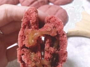 很特别的曲奇哦，粉嫩的外表，香酥的曲奇包裹着软糯透着玫瑰花香的麻薯夹馅，评价很好，所以整理做法给大家～