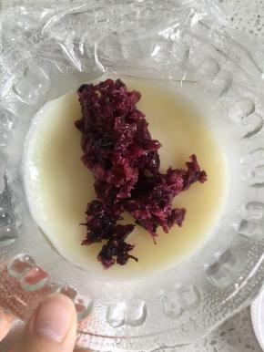 微波炉中高火打一分钟取出，加入玫瑰酱，搅拌均匀