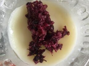 微波炉中高火打一分钟取出，加入玫瑰酱，搅拌均匀