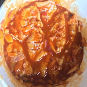 把鸡翅放进去滚一圈，保证鸡翅全部沾上腌料酱，然后重要步骤来啦，戴上一次性手套，给鸡翅们做一个马杀鸡吧，按摩10分钟，再封上保鲜膜静置2小时以上