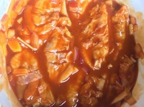 把鸡翅放进去滚一圈，保证鸡翅全部沾上腌料酱，然后重要步骤来啦，戴上一次性手套，给鸡翅们做一个马杀鸡吧，按摩10分钟，再封上保鲜膜静置2小时以上